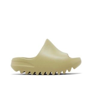 2022 Yeezy Slides Kids 'Resin' 2022
The 2022 edition of the adidas Yeezy